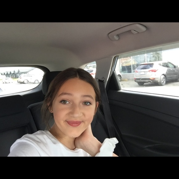 Meet your Posher, Selena - Picture 1 of 1